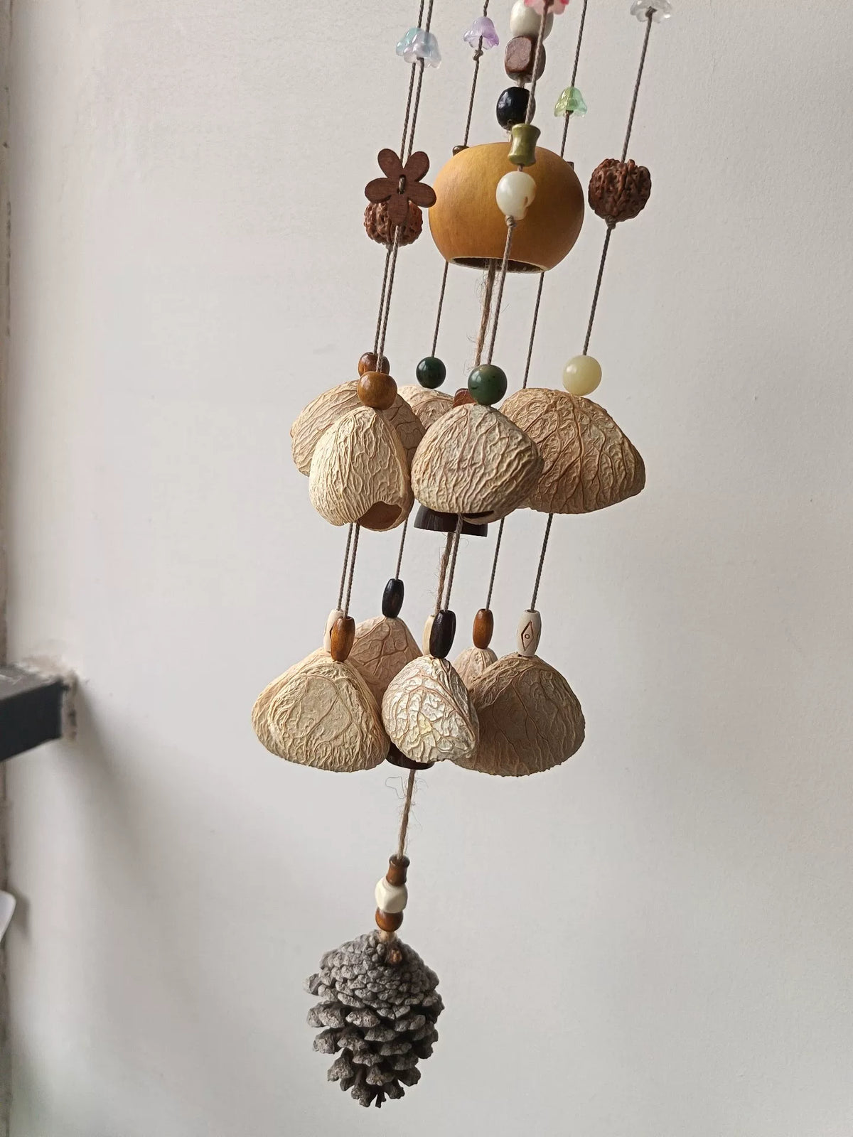 Carrilhão de Vento Artesanal de Casca de Coco e Fibra Natural