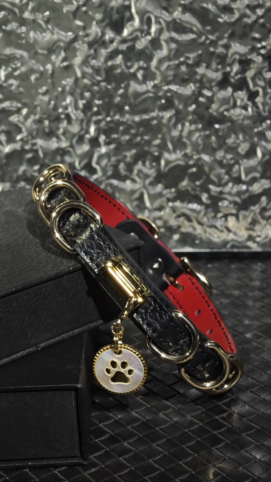 Collar de Perro de Piel Negro Mate con Interior Rojo