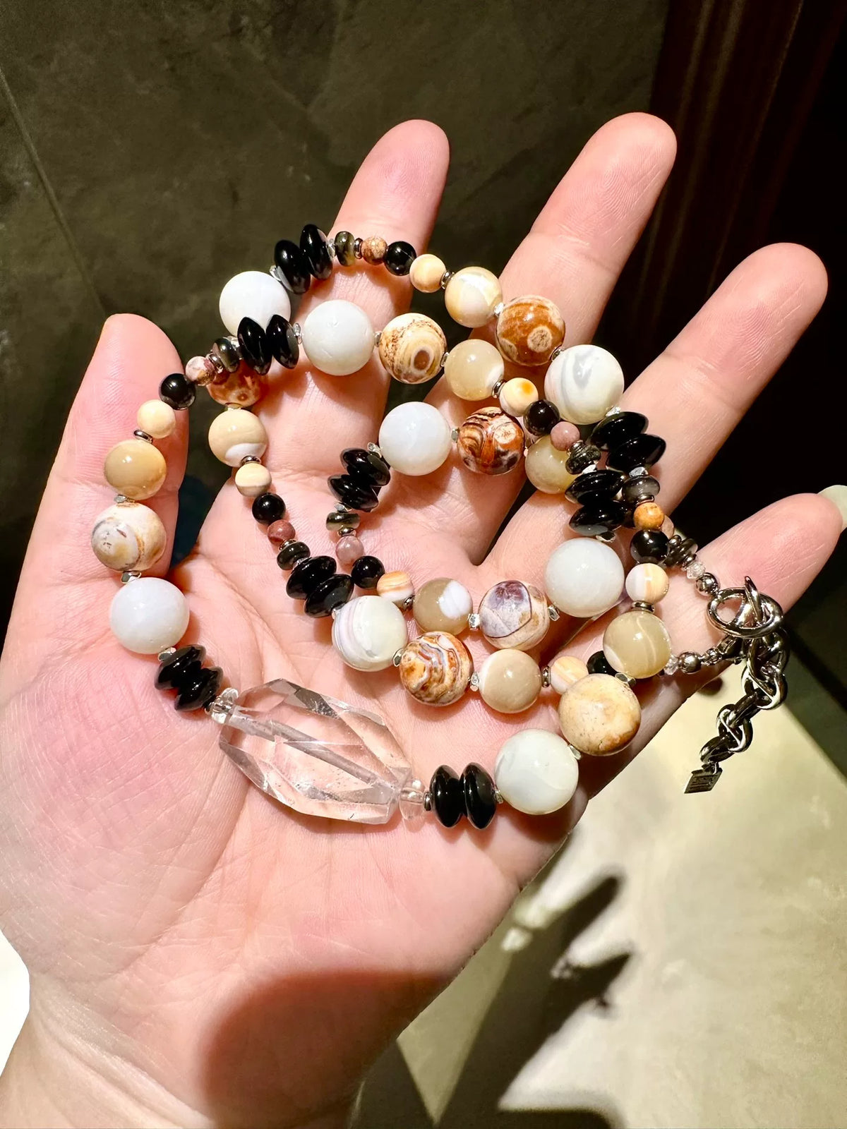 Collar de cuentas con colgante de cuarzo transparente