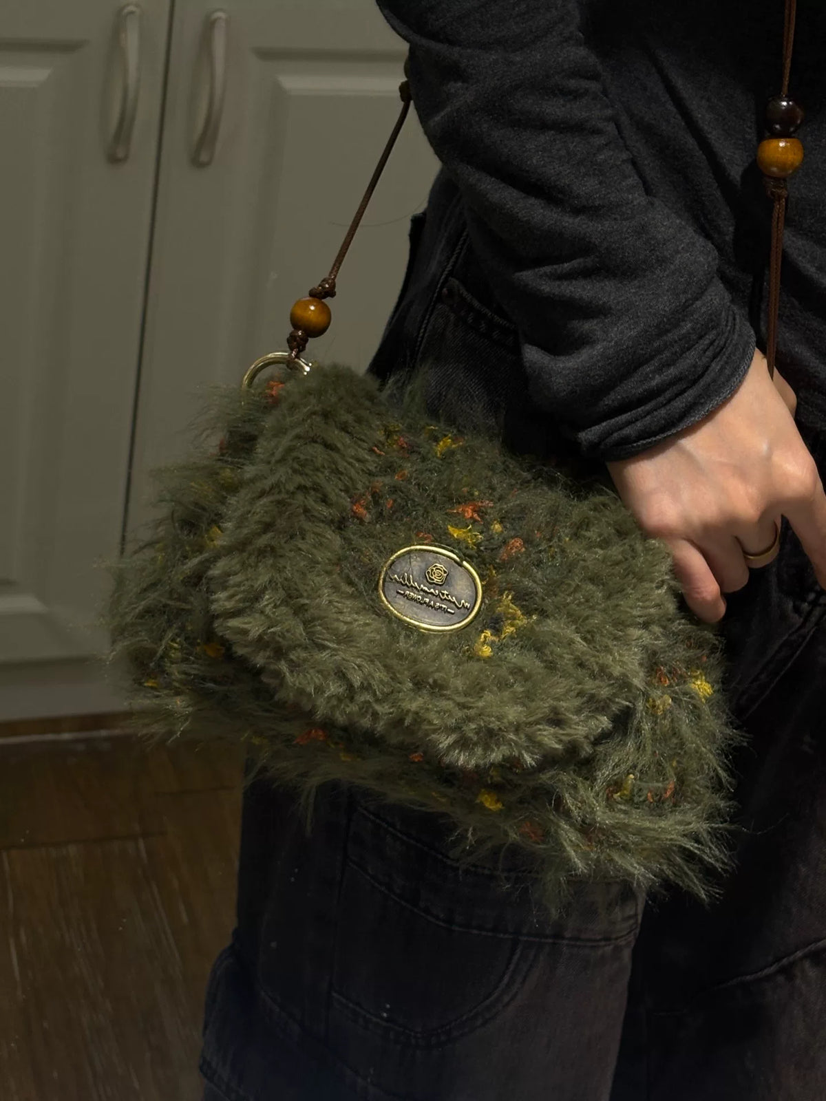 Kleine flauschige grüne Häkelhandtasche