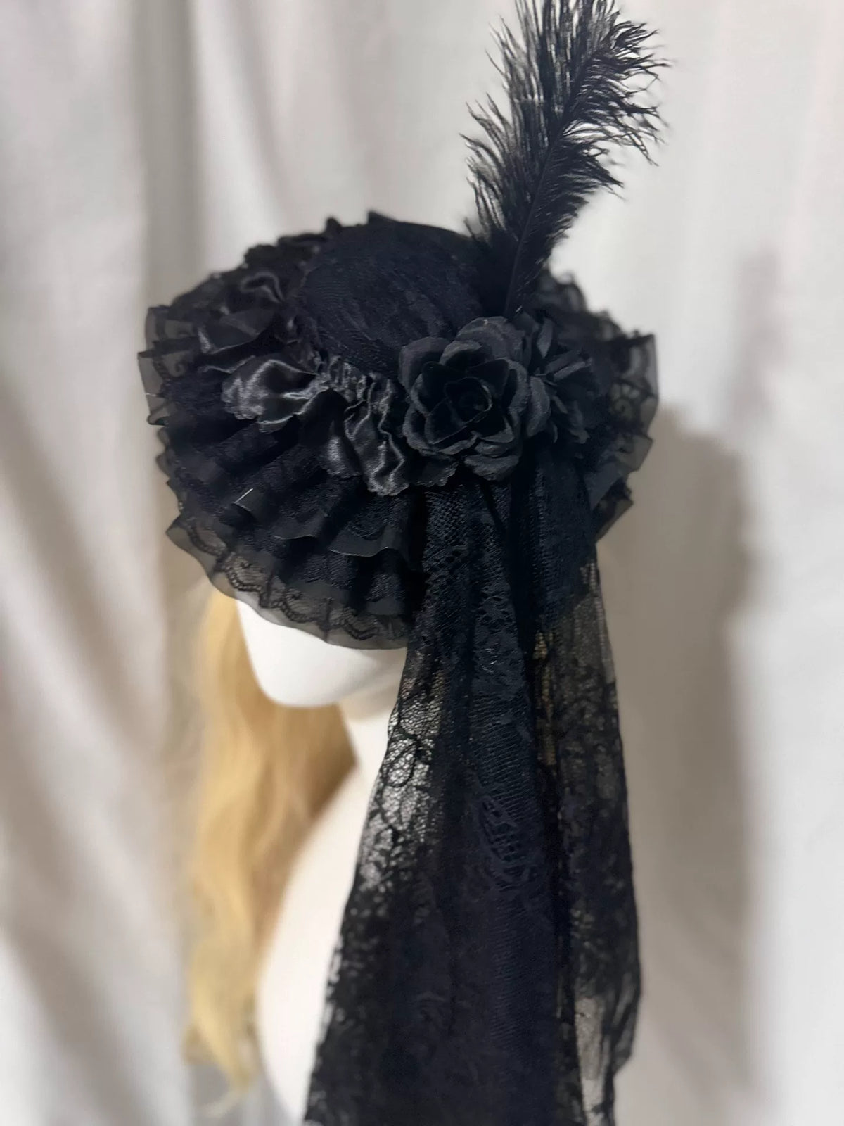 Chapeau gothique noir en dentelle avec rose et voile