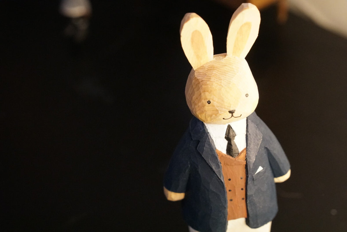 Handgeschnitzte Holzskulptur Hase, 14 cm