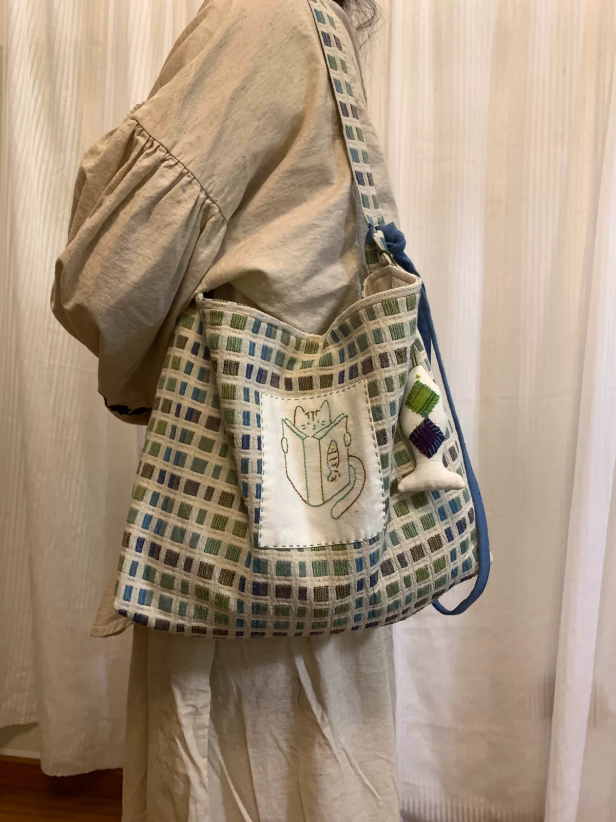 Borsa a tracolla artigianale in cotone e lino con gatto ricamato