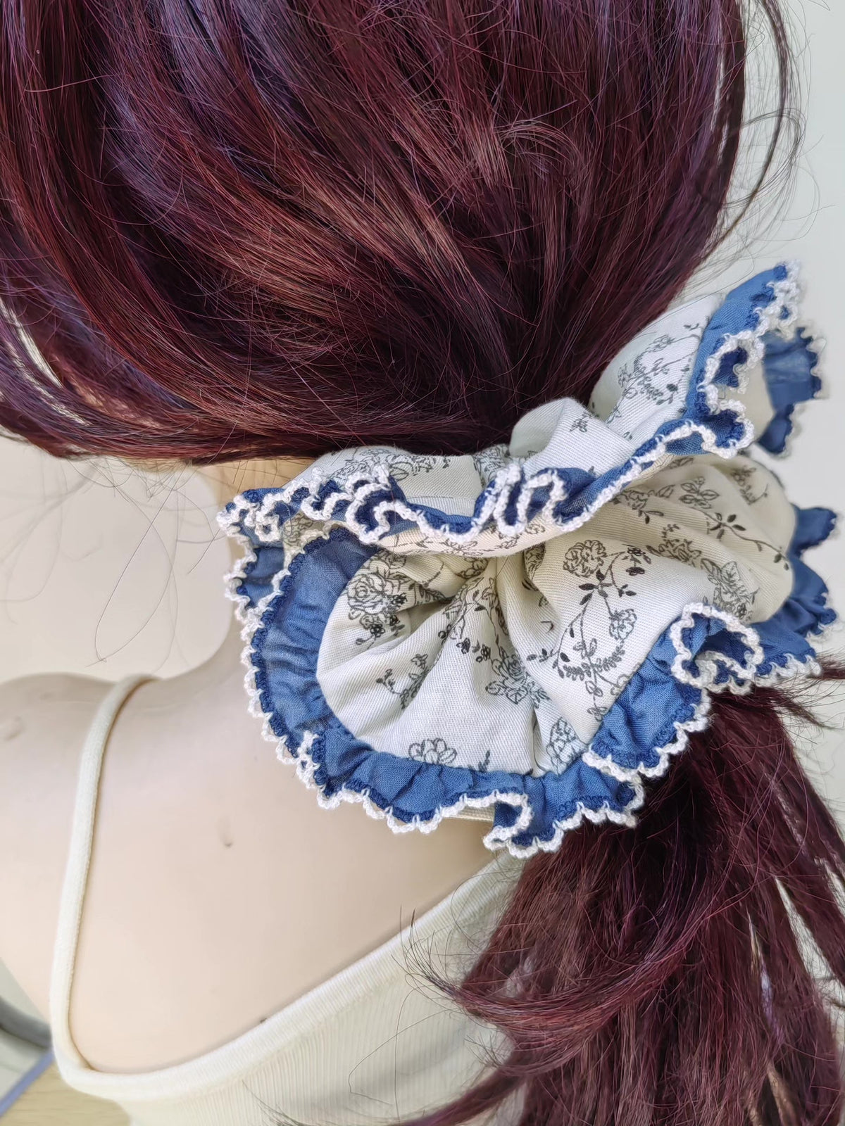 Oversized Bloemen Katoen Haarscrunchie met Blauwe Kant Ruche