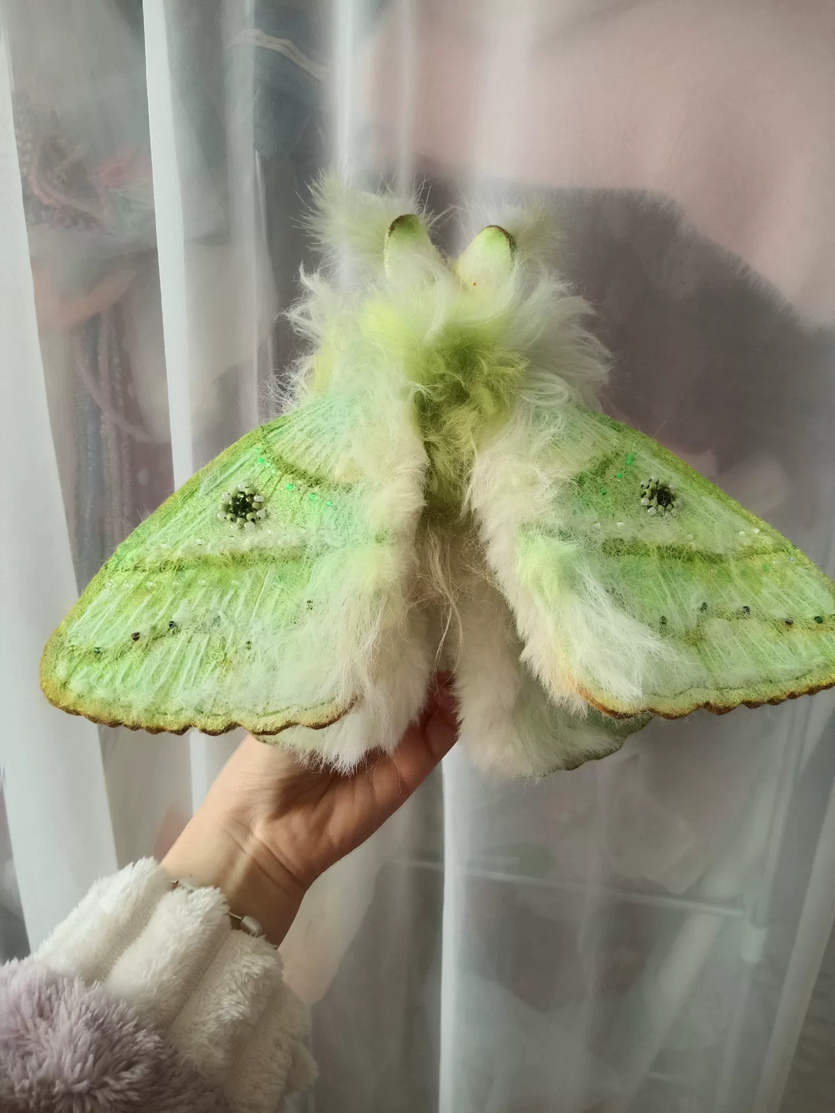 Poupée papillon fantastique en feutre et argile polymère