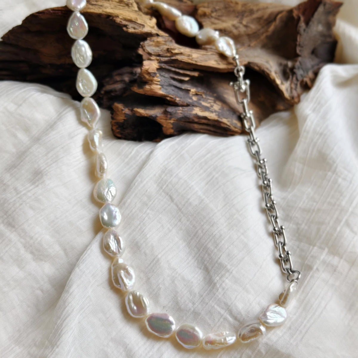 Collier de perles pétales irisés avec chaîne fer à cheval