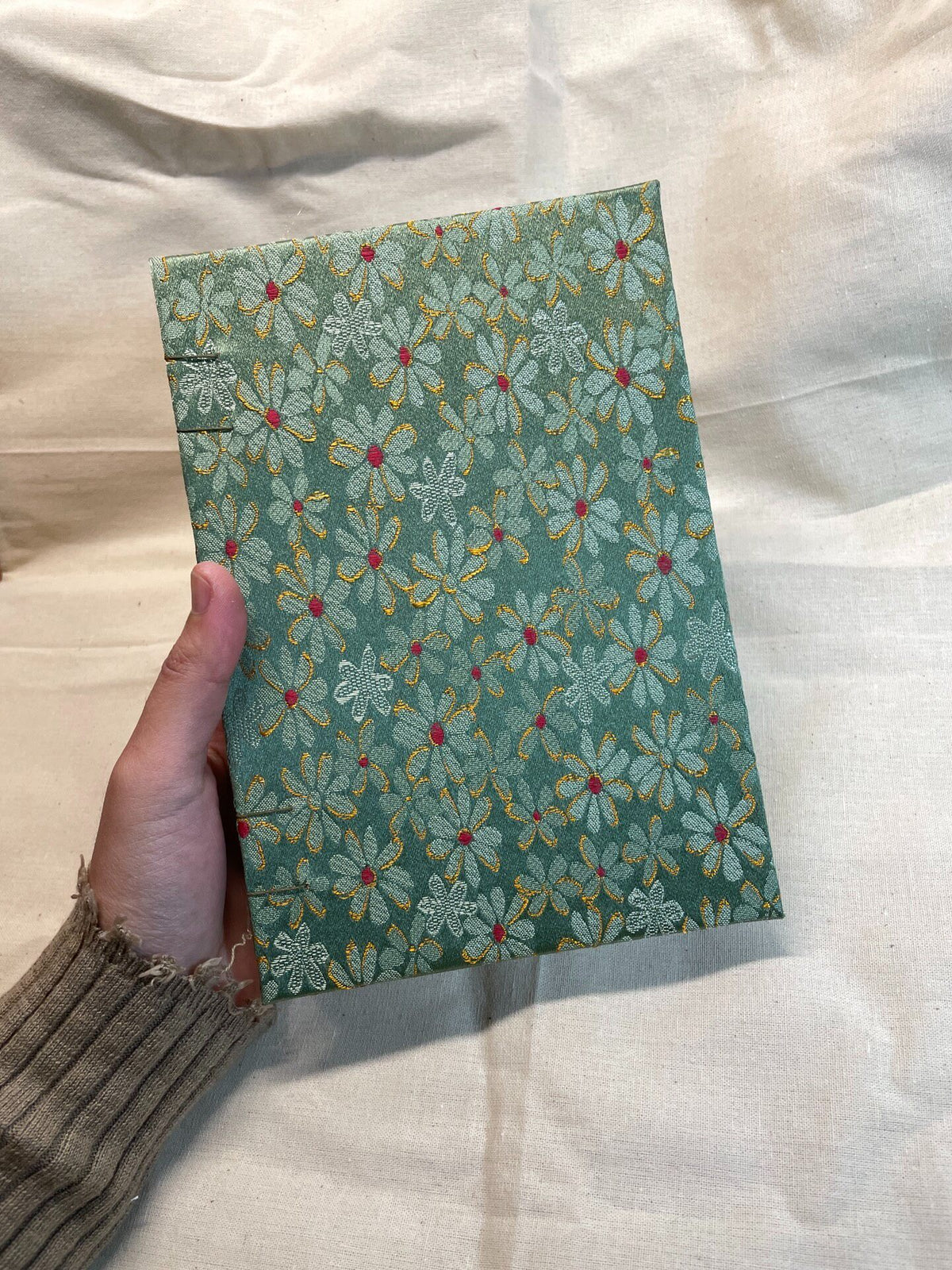 Libreta hecha a mano en jacquard verde satén