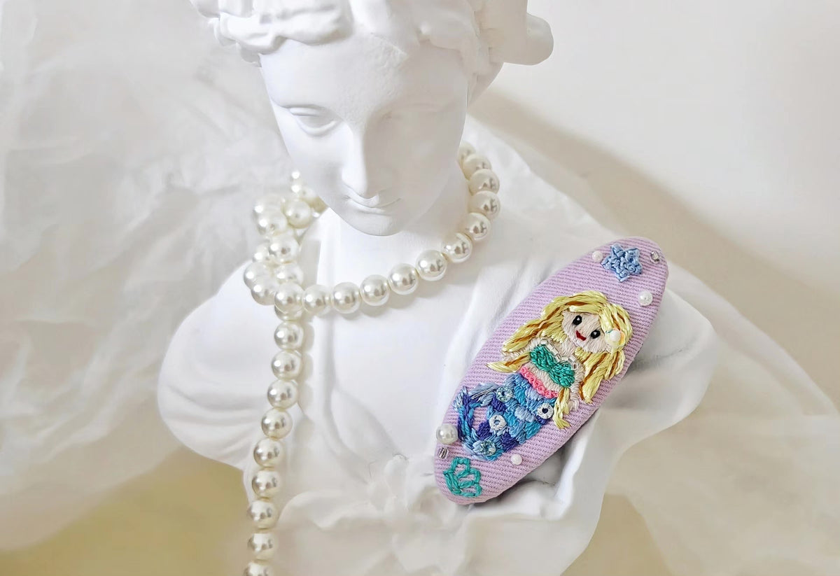 Barrette à cheveux brodée sirène rose lilas