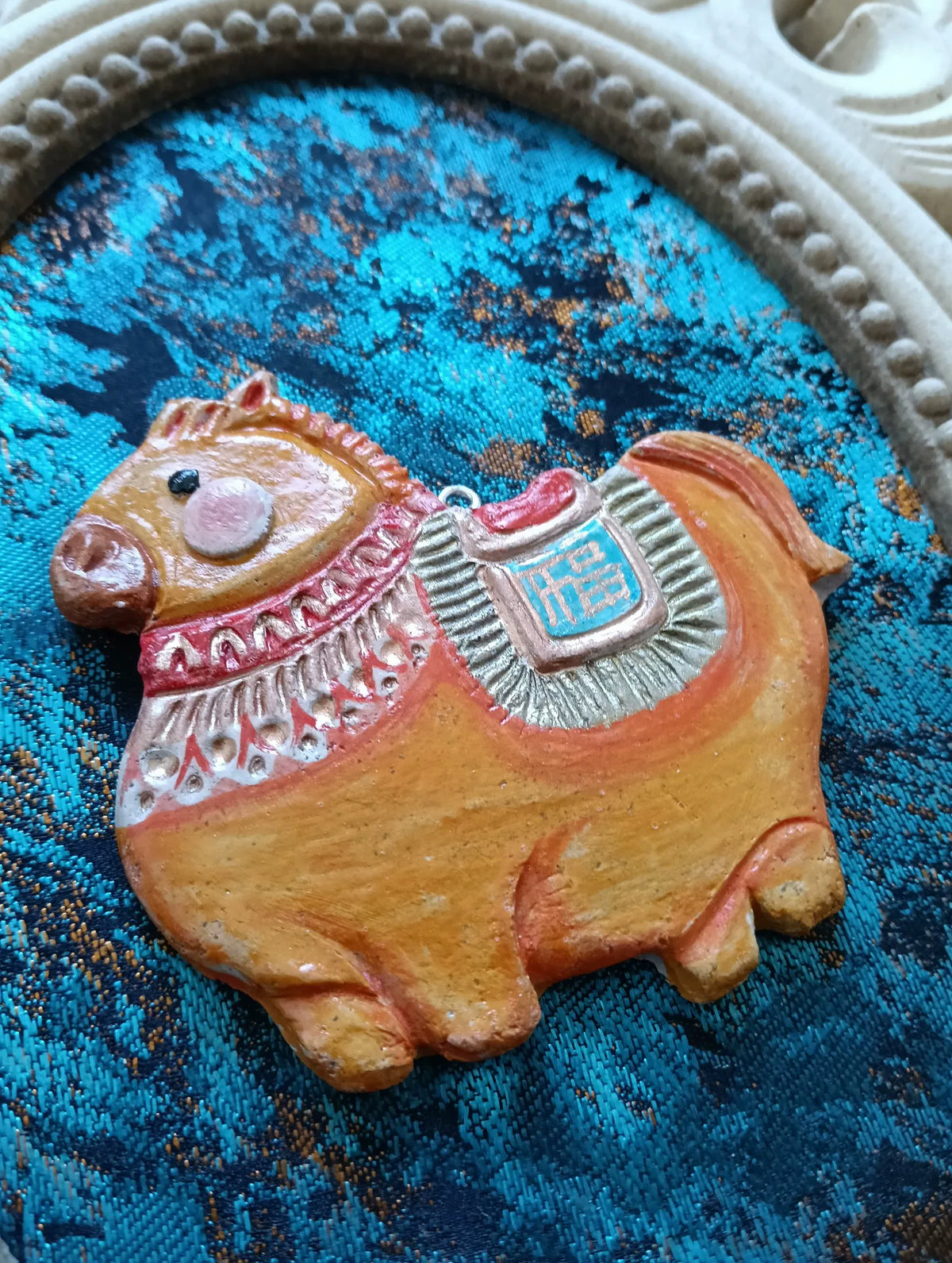 Pendente de Cavalo Tang em Argila Artesanal
