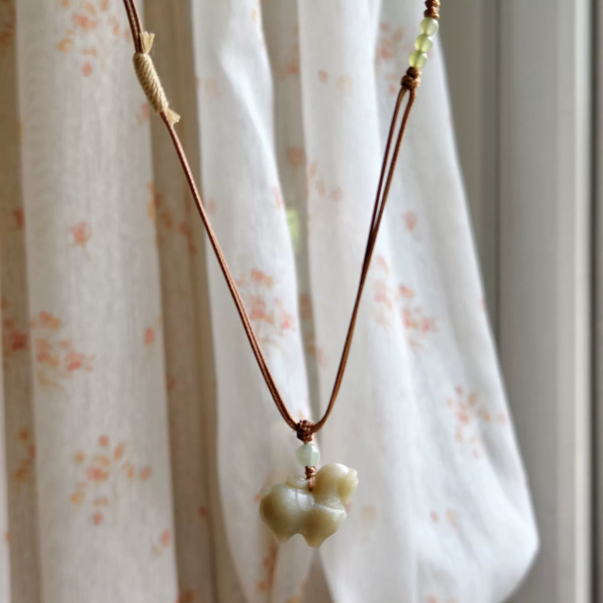 Pendentif cheval en jade de Hetian avec cordon de cuir