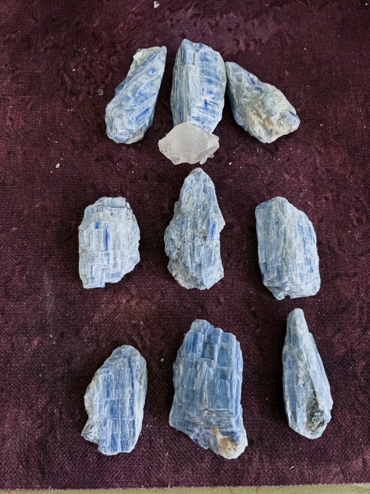 Blauwe Kaniet Kristallen Bons in Witte Keramische Schaal