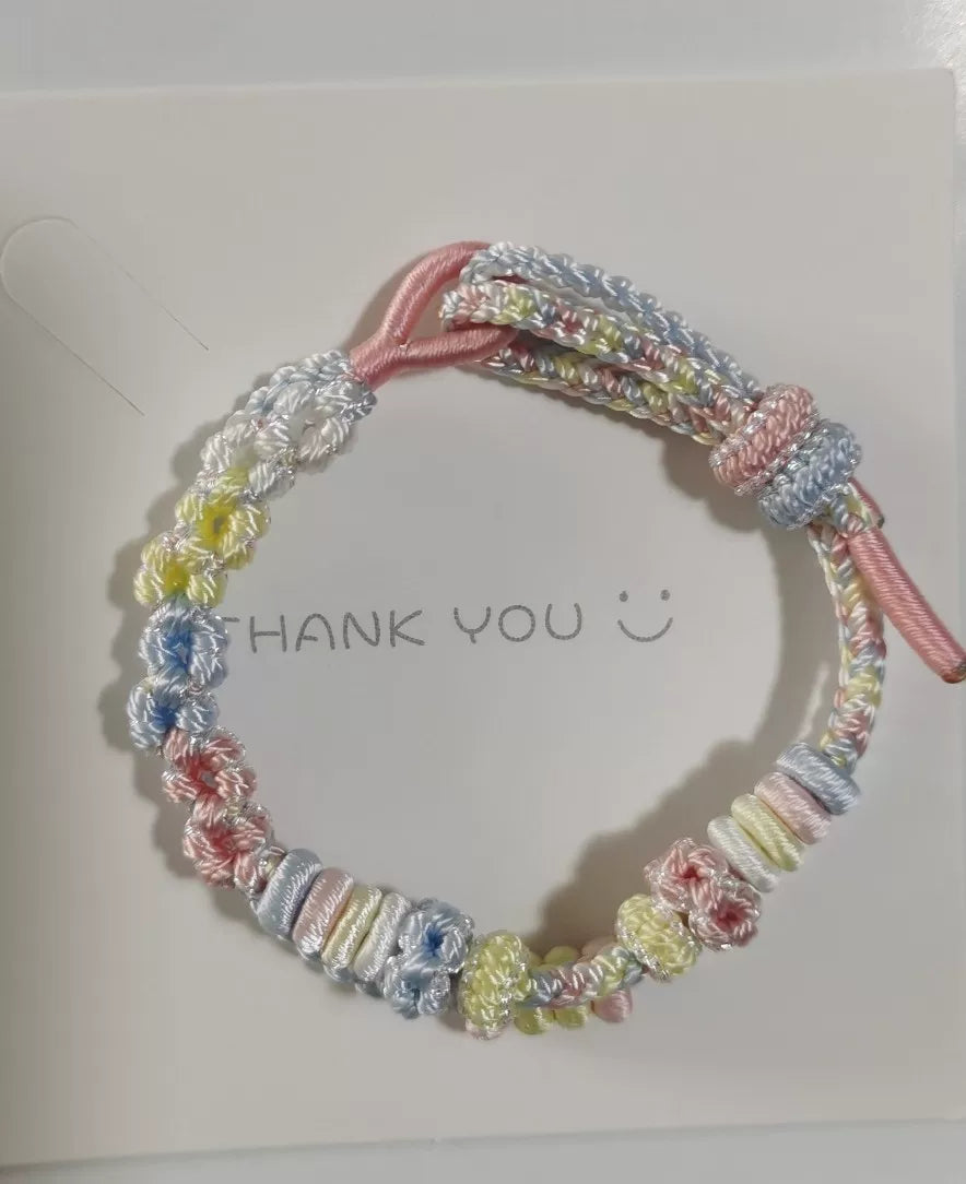 Pulseira Tecida à Mão com Gradiente e Flores