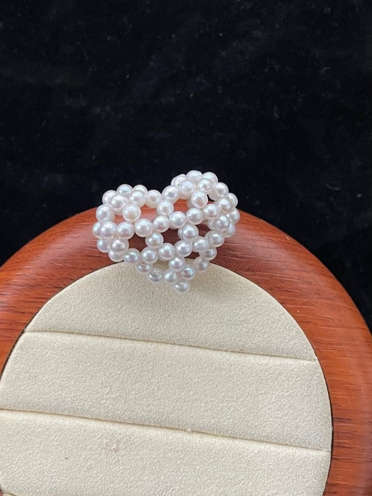 Coração Ornamentado em Pérolas Naturais Entrelaçadas Branco