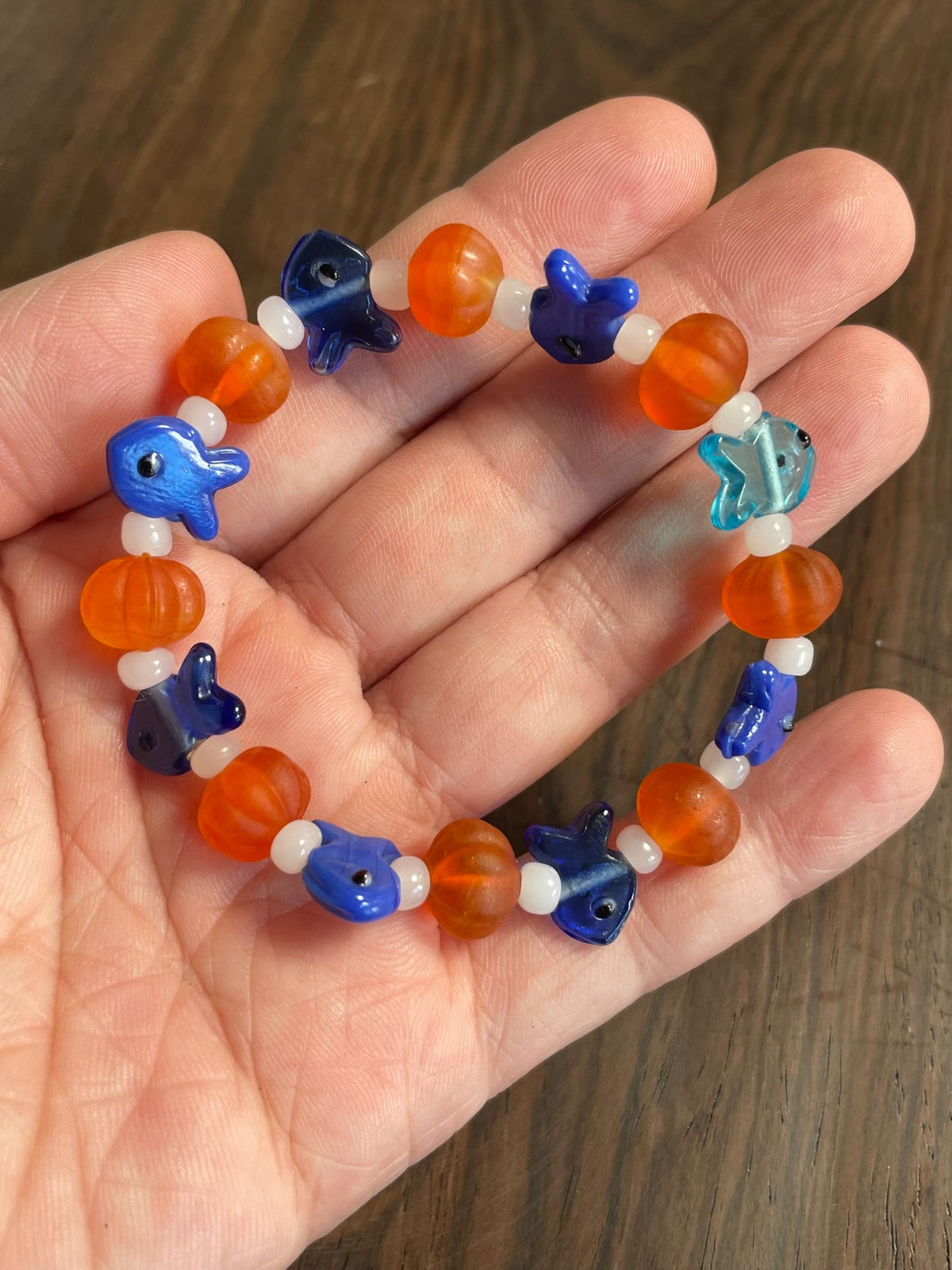 Blauw glazen visarmband