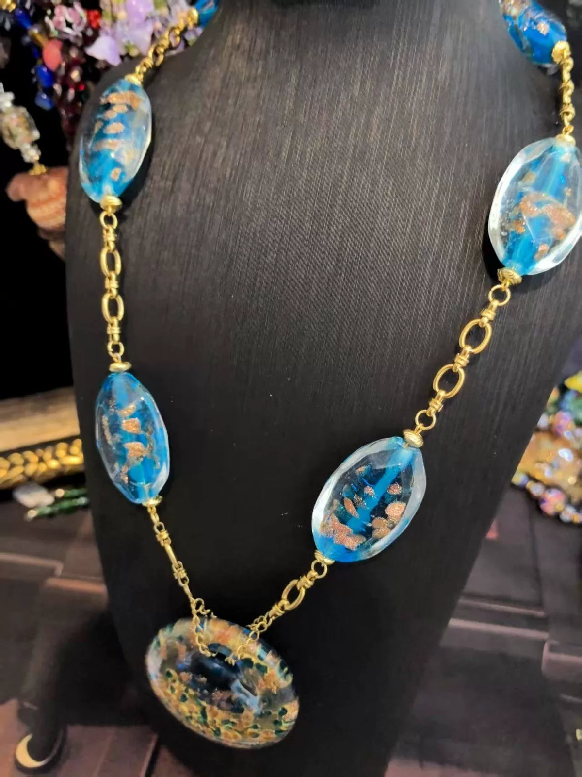 Collar con colgante de dona de cristal azul
