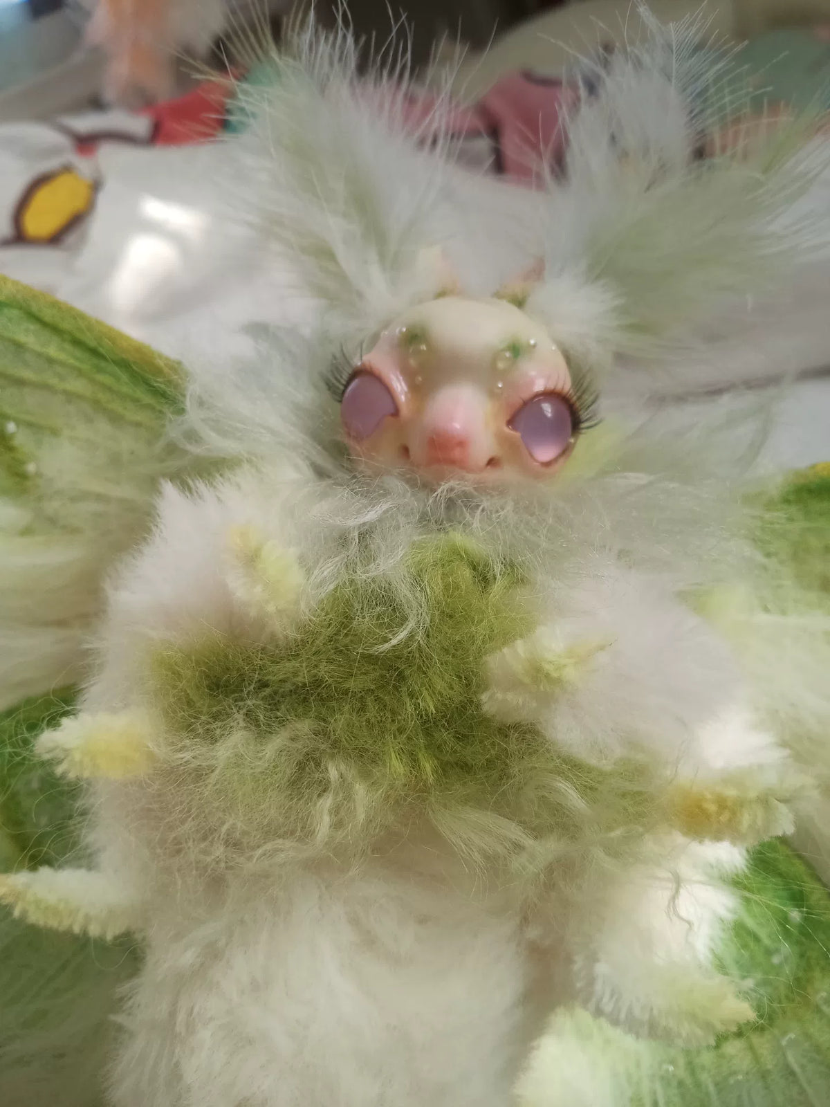 Poupée papillon fantastique en feutre et argile polymère