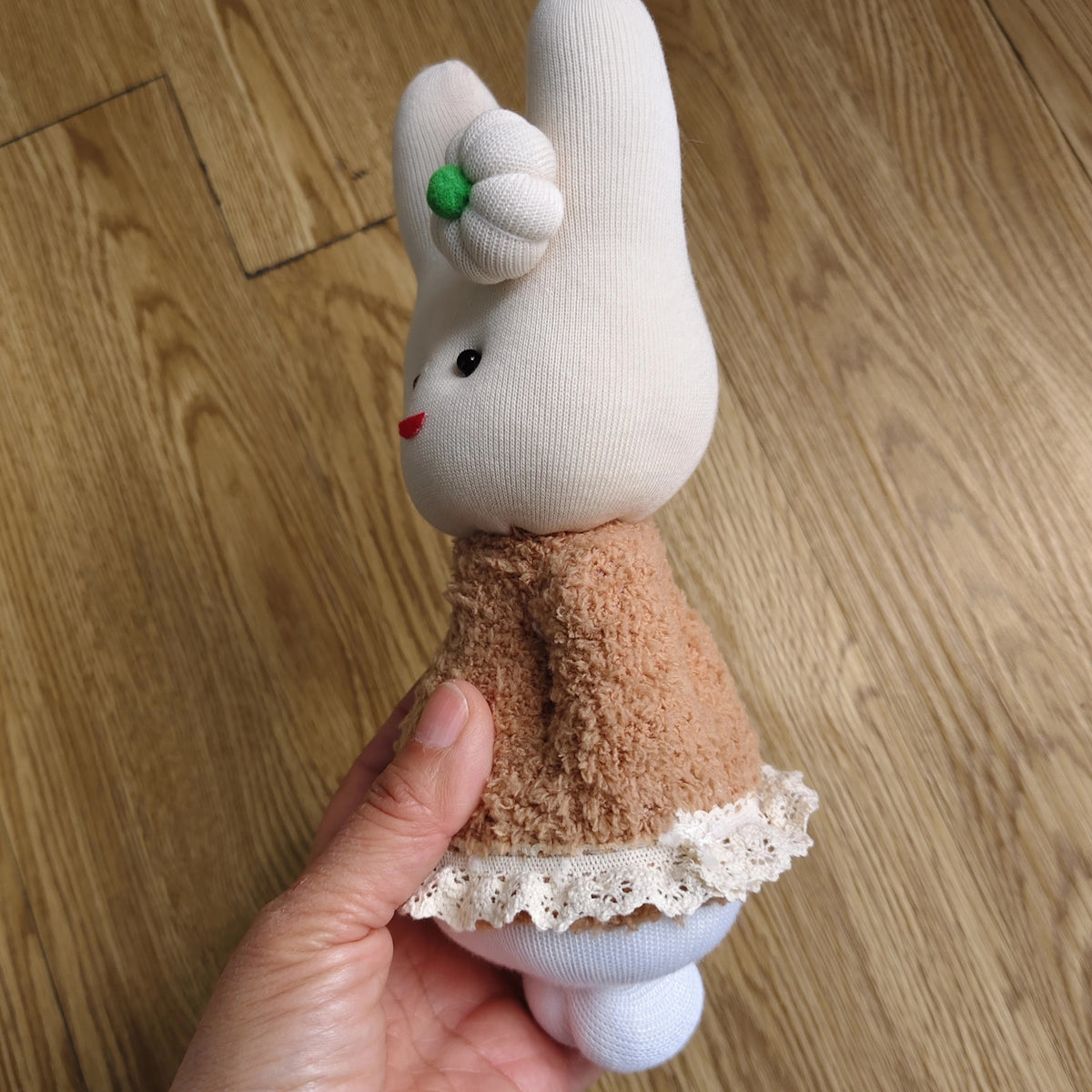 Handgemaakte konijnenpop van sokkenstof 23 cm