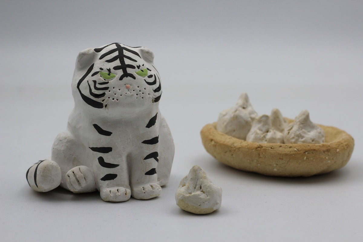 Handgefertigte Ton-Tiger-Katzen-Figur mit Schale