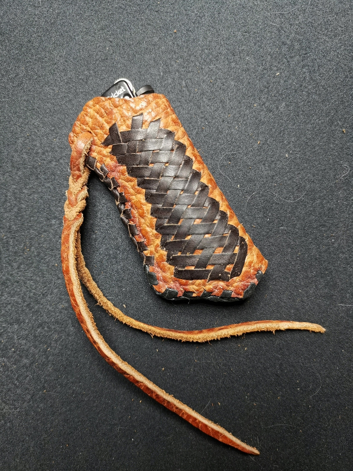 Funda para encendedor de cuero de vaca tejida a mano