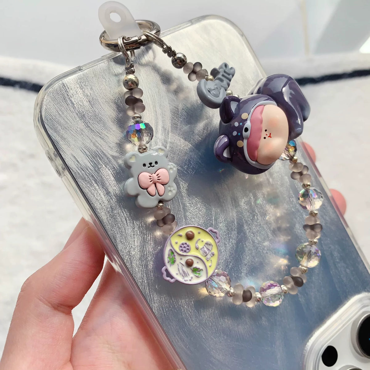 Kawaii lila Telefonanhänger mit Figur und Perlen