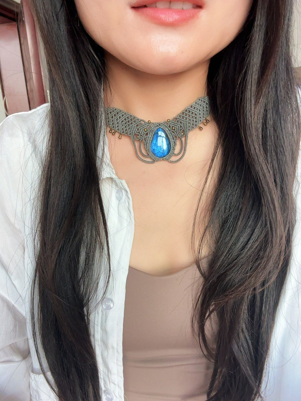 Colar Gargantilha de Macramé com Labradorite Azul em Gota Feito à Mão