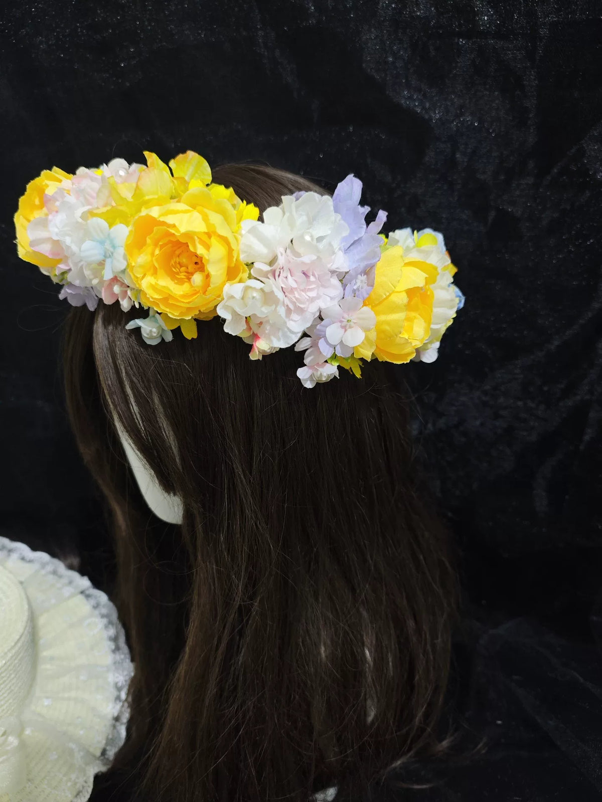 Handgakte gele bloemkrans met volledige bloemen