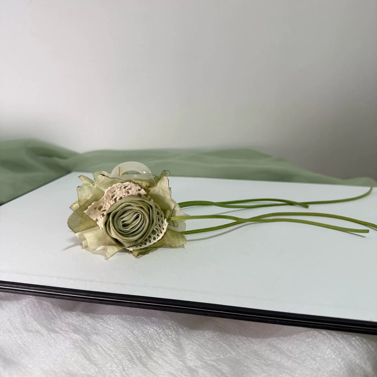 Pinza para el pelo de tela floral verde hecha a mano