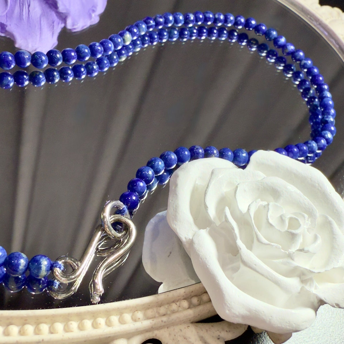 Naturligt halsband med lapis lazuli-pärlor i 925 silver