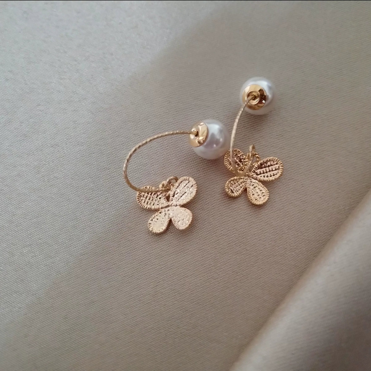 Orecchini pendenti con farfalla e perla in gold filled