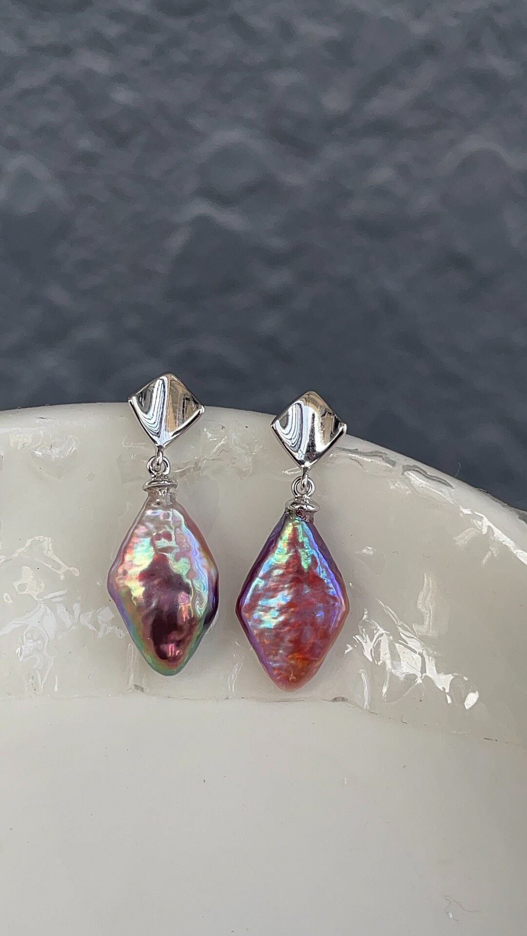 Orecchini a lobo con perle barocche d'acqua dolce e stud a forma di diamante
