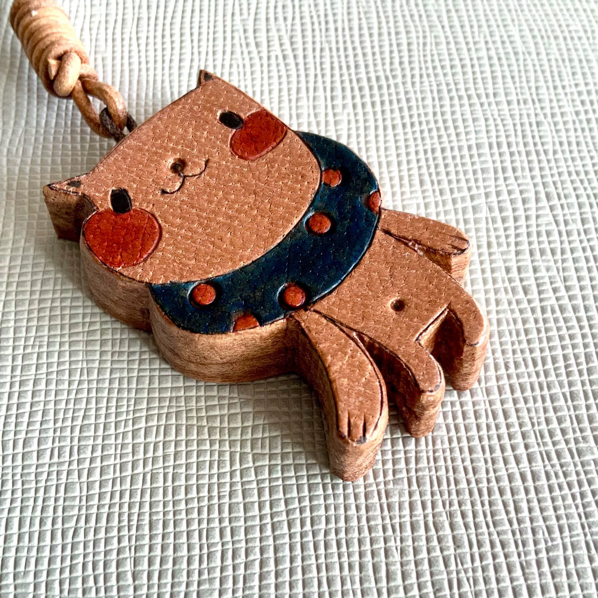 Pingente de Gato em Couro Artesanal para Chaveiro e Bolsa