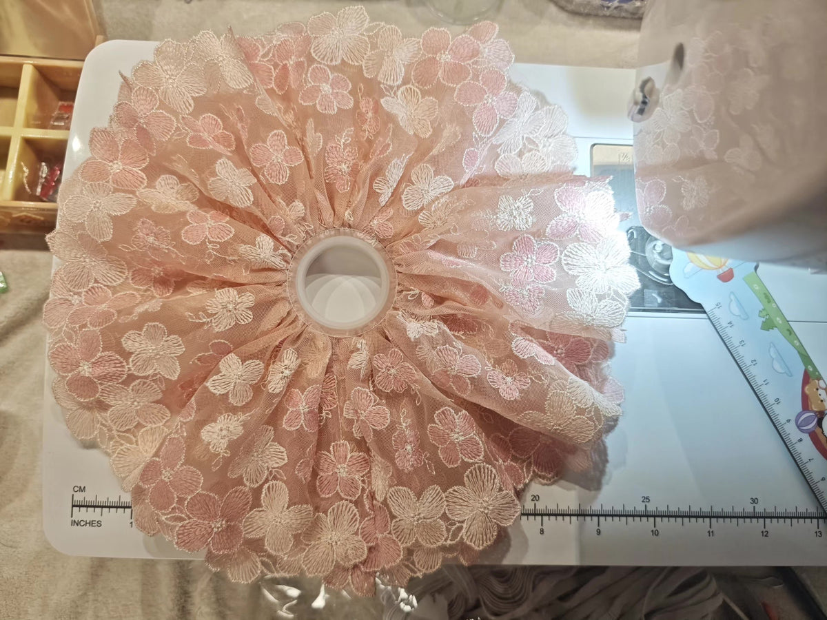 Goma de Pelo de Malla con Bordado Floral Rosa