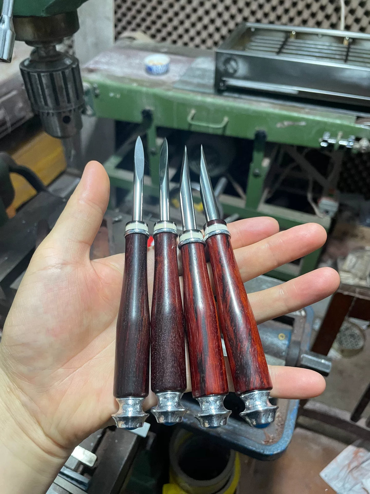 Teemesser mit rotem Sandelholzgriff
