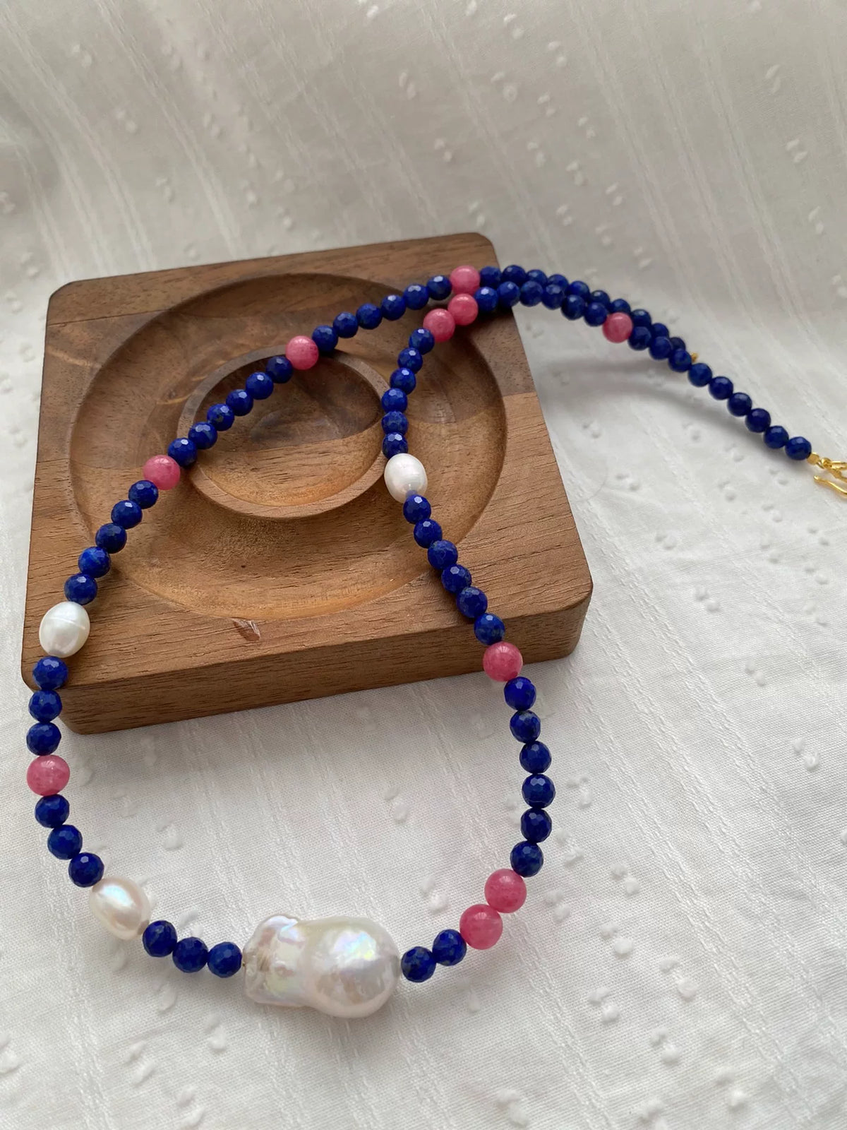 Collana in lapislazzuli, rodocrosite e perle d'acqua dolce
