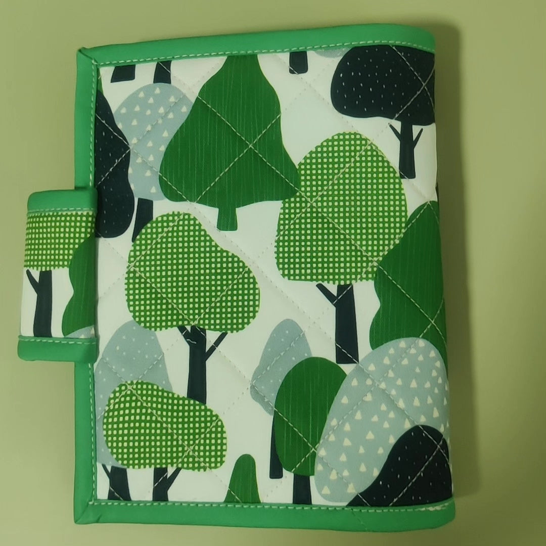 A6-Buchhülle mit gestepptem Waldmotiv