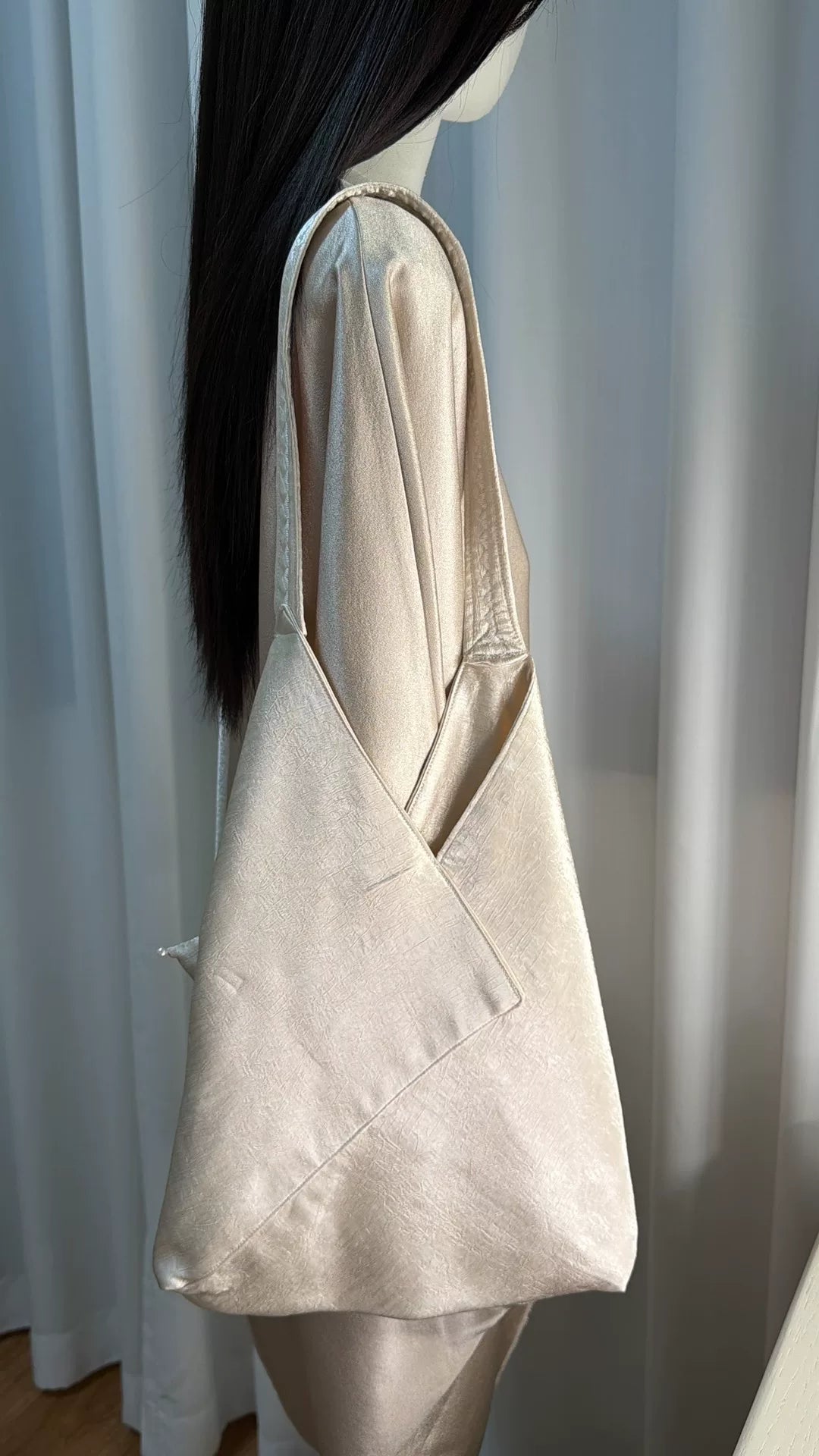 Hellbeige gekreidete Katzen-Schultertasche