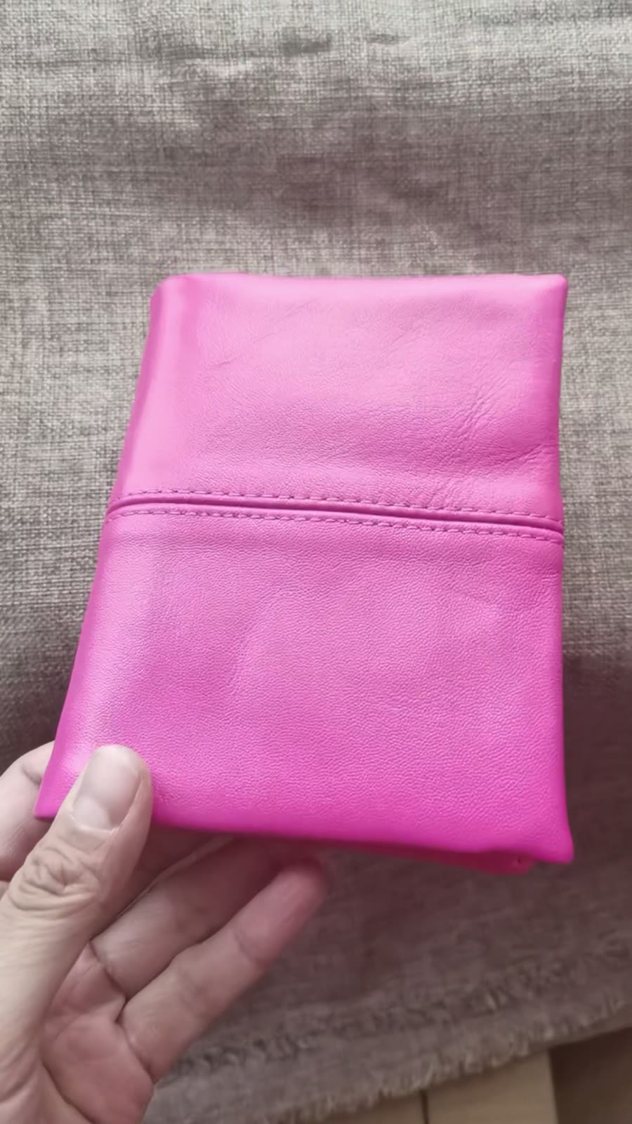 Copertina per quaderno ad anelli A7 in pelle di pecora rosa
