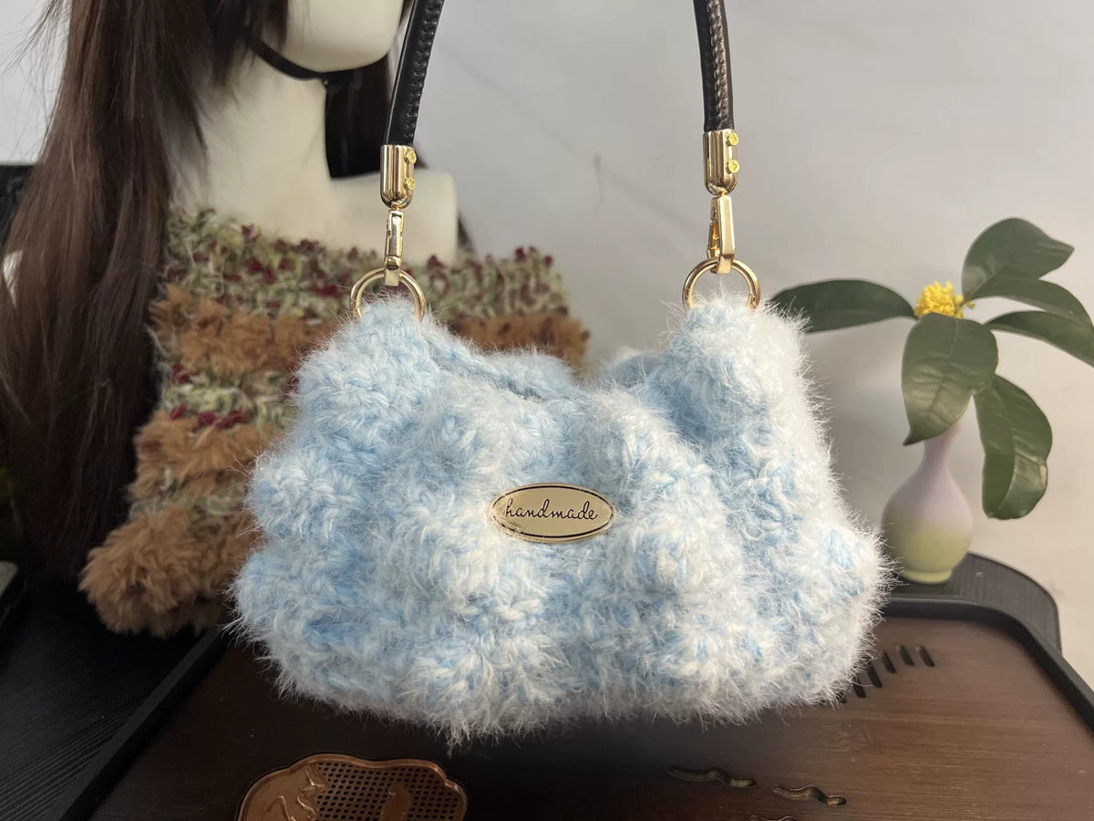 Häkeltasche im Puff-Stich mit eisblauem Farbverlauf