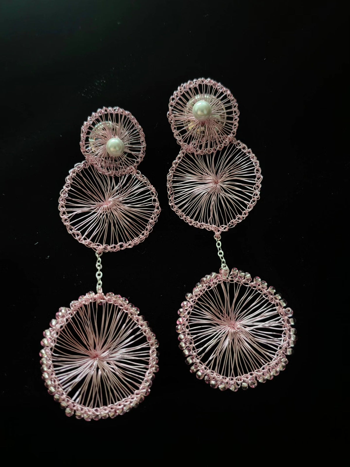 Boucles d'oreilles en crochet de fil rose et perles