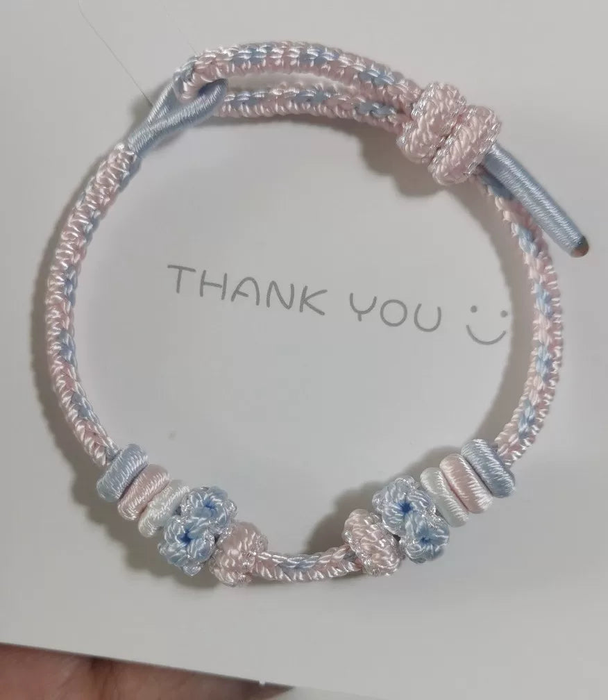 Handgjort flätat armband rosa blå gradient