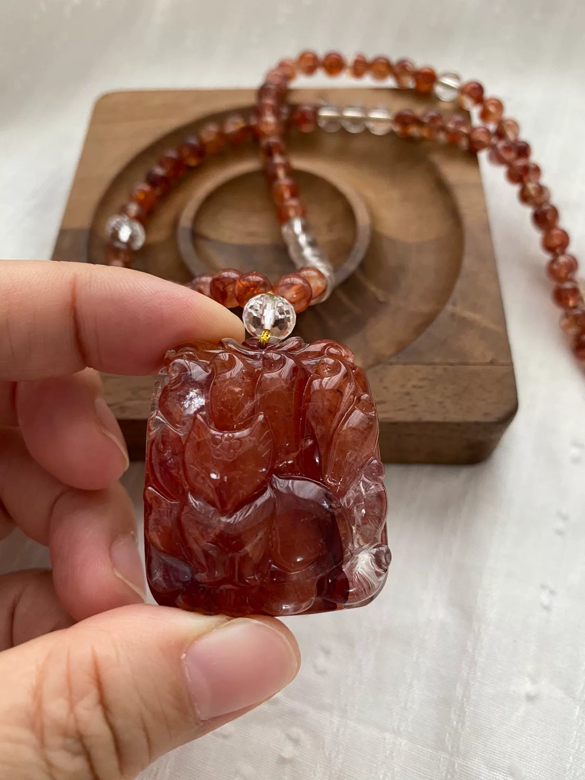 Colar com Pendente de Raposa em Quartzo Fantasma Vermelho