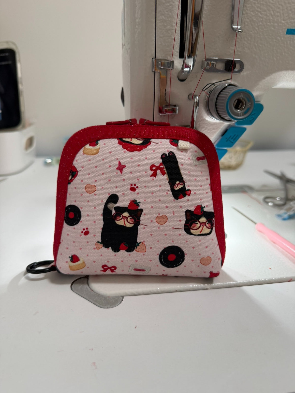 Rosa etui med kattmotiv
