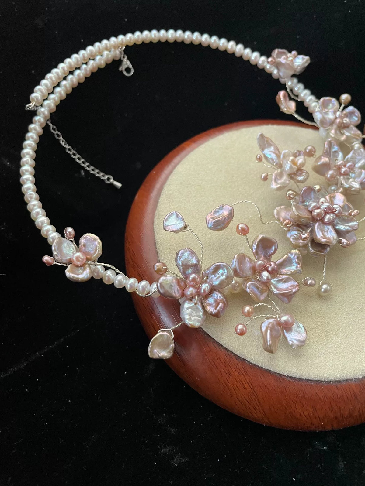 Collana Choker con perle e fiori fatta a mano