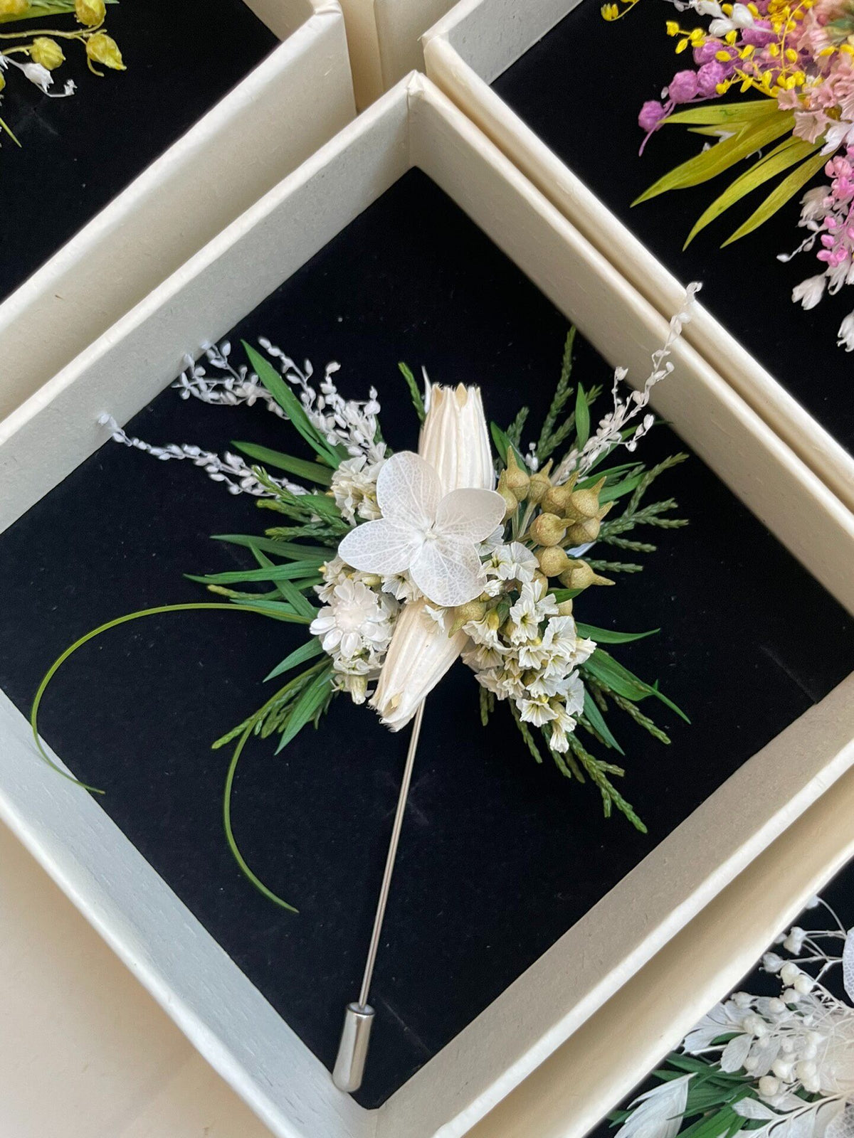 Konservierte weiße Blumenbrosche mit silberner Nadel