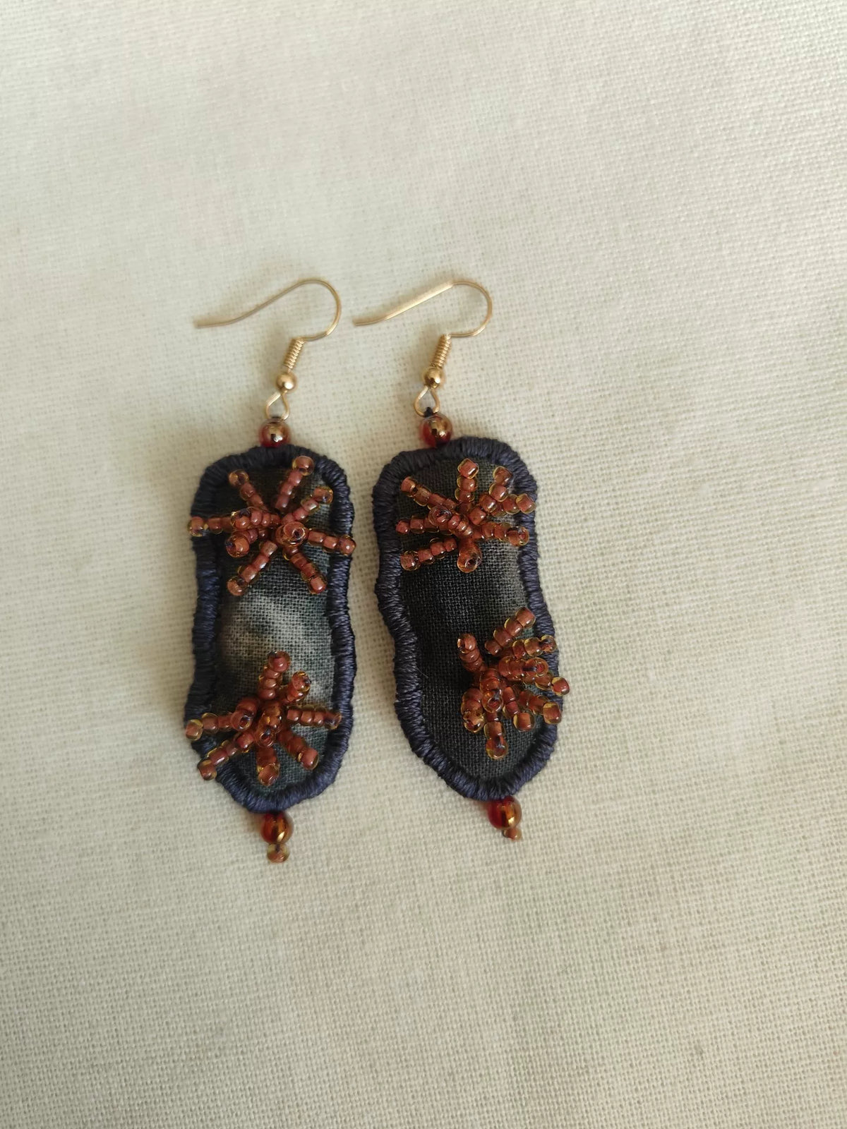 Brincos de Tecido com Miçangas Cinza e Vermelho Feitos à Mão