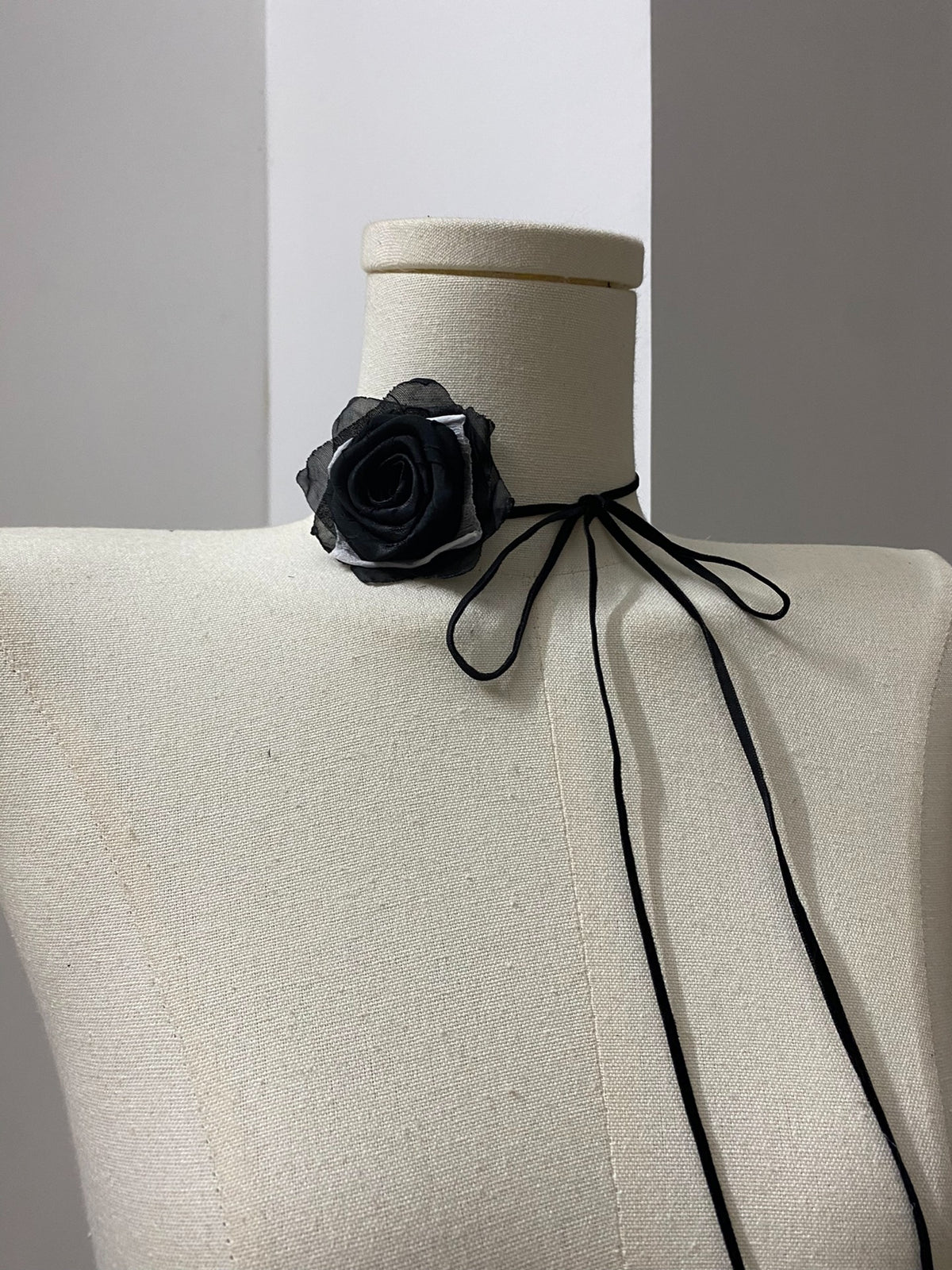 Collier-choker artisanal rose noire