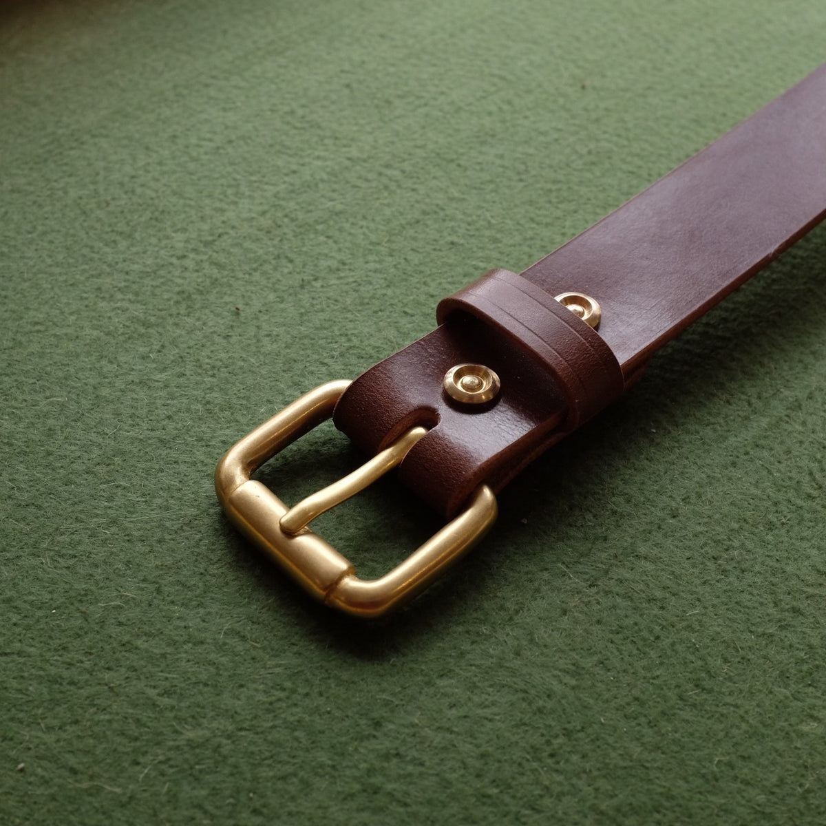 Cintura in pelle con fibbia a rotella in ottone