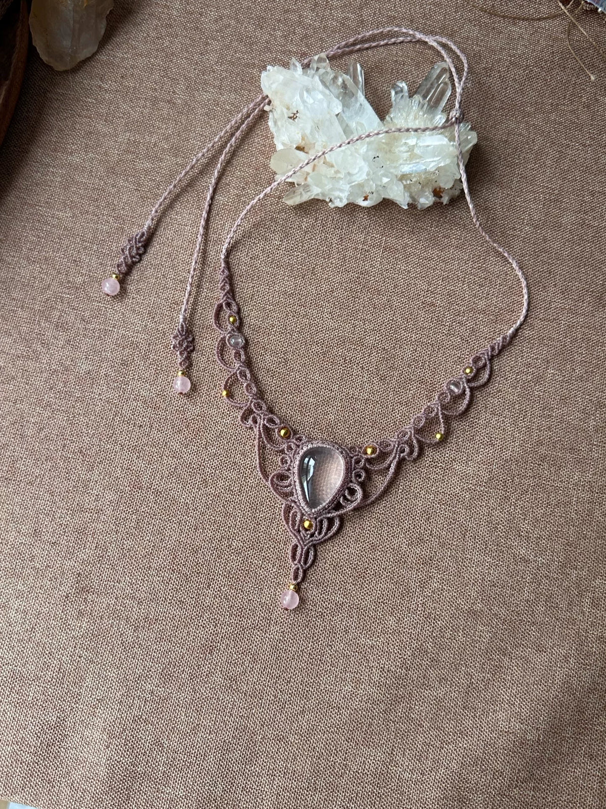 Handgeknoopt macrameketting met grote steen