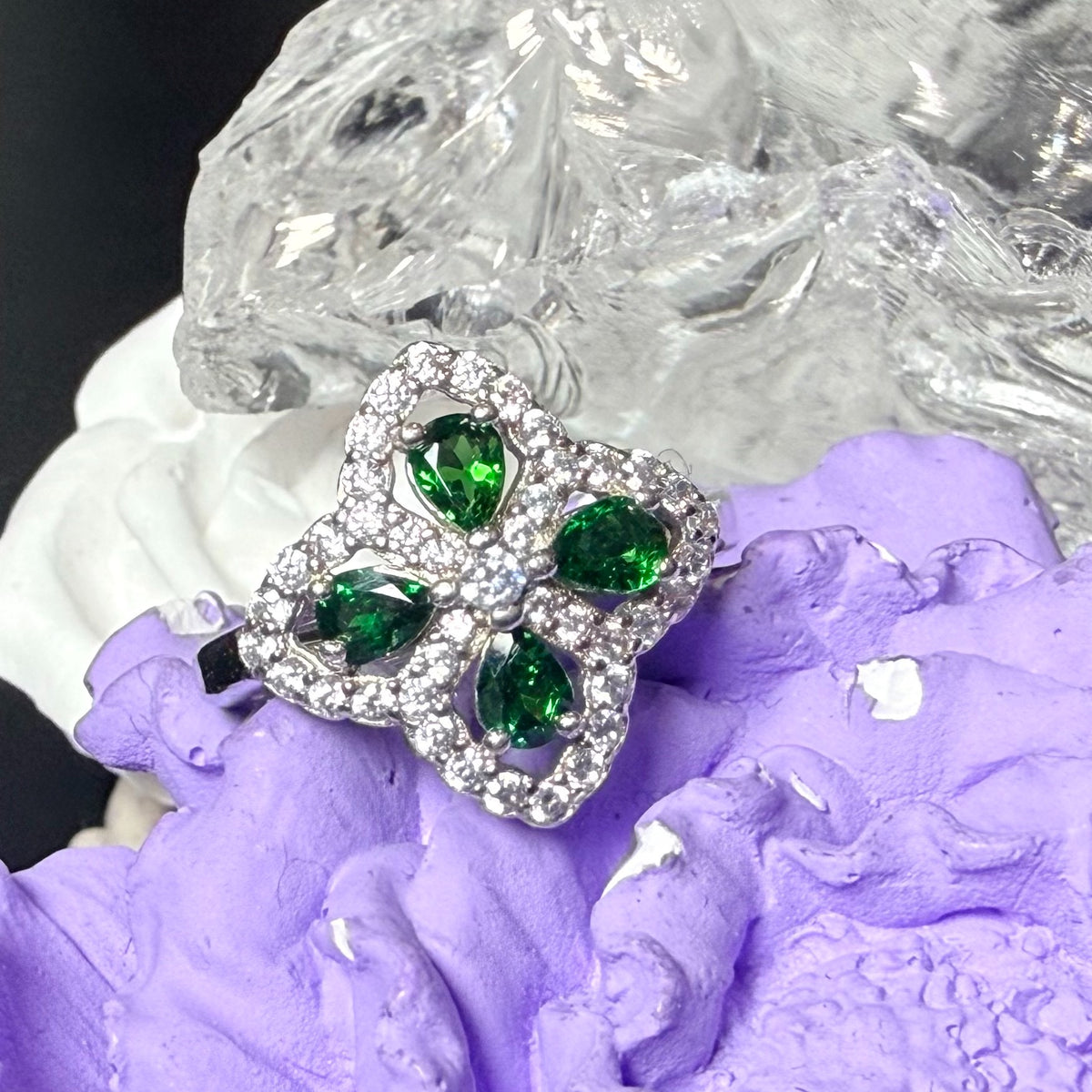 Anello aperto trifoglio in tsavorite verde e argento 925