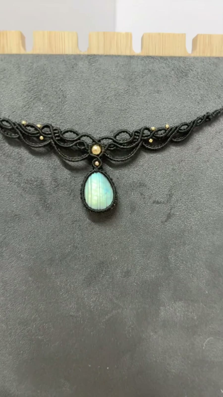Collana Choker in Macramé Nero Intrecciata a Mano con Ciondolo in Labradorite